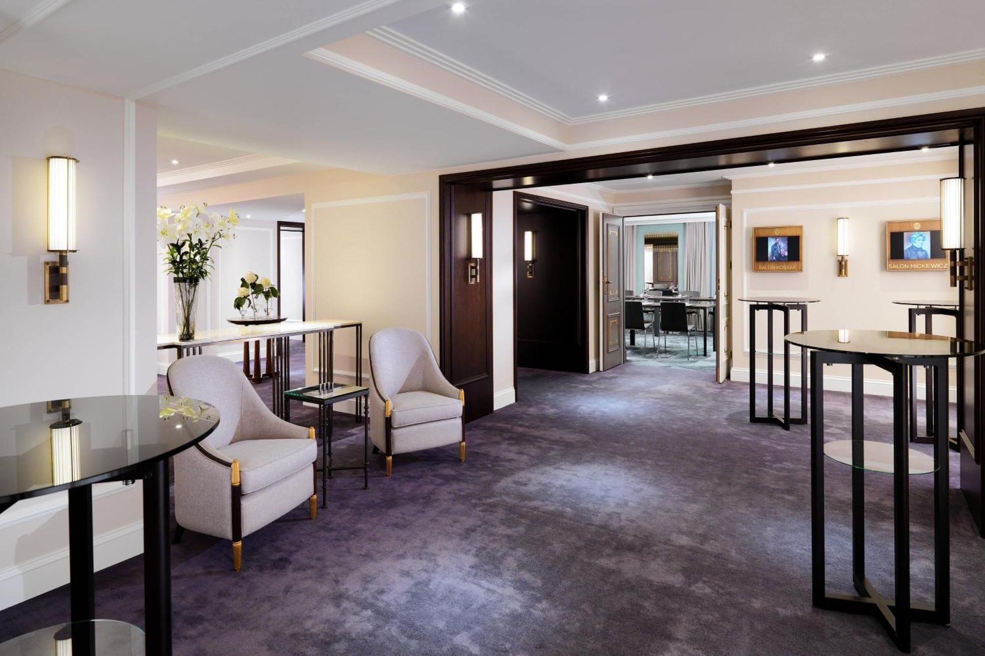Hotel Bristol, A Luxury Collection Hotel, Varsó Kültér fotó The Club at London Heathrow Airport